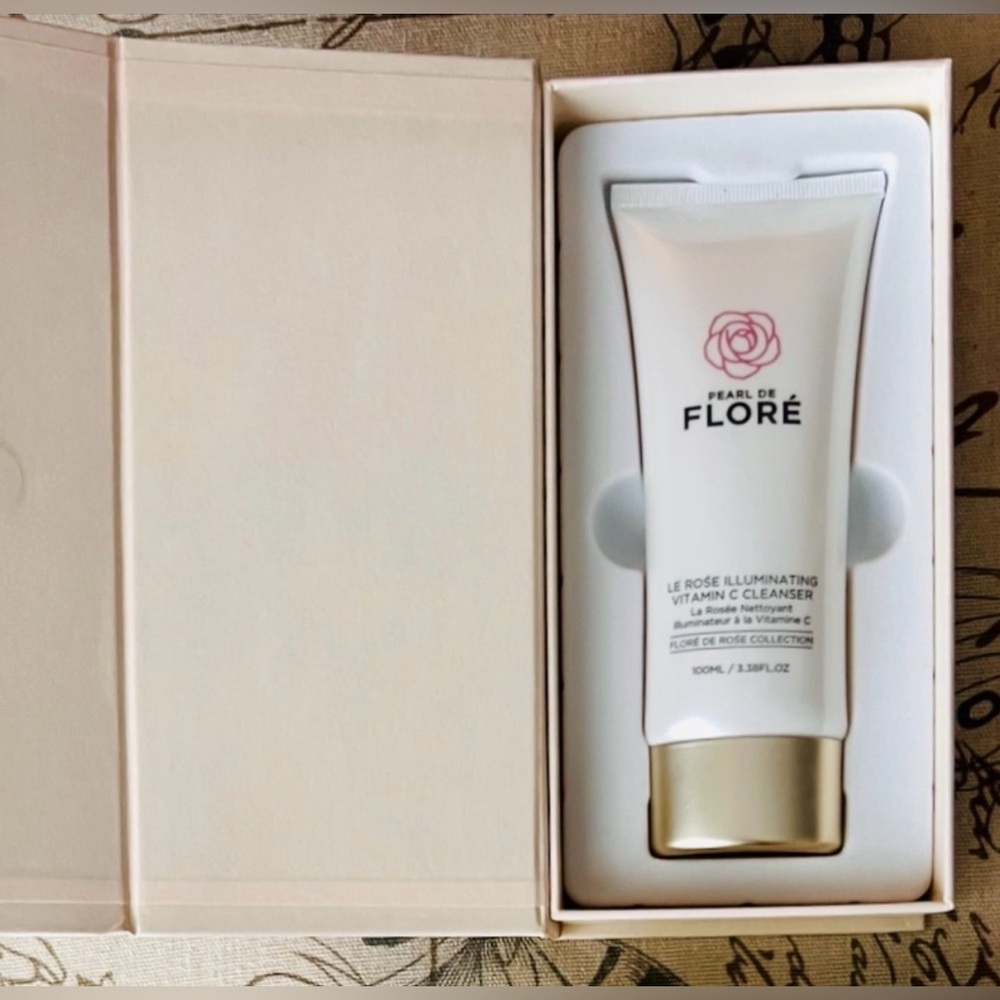 🌸Pearl de Floré Le Rose Illuminating Cleanser Orig price $250 🌸